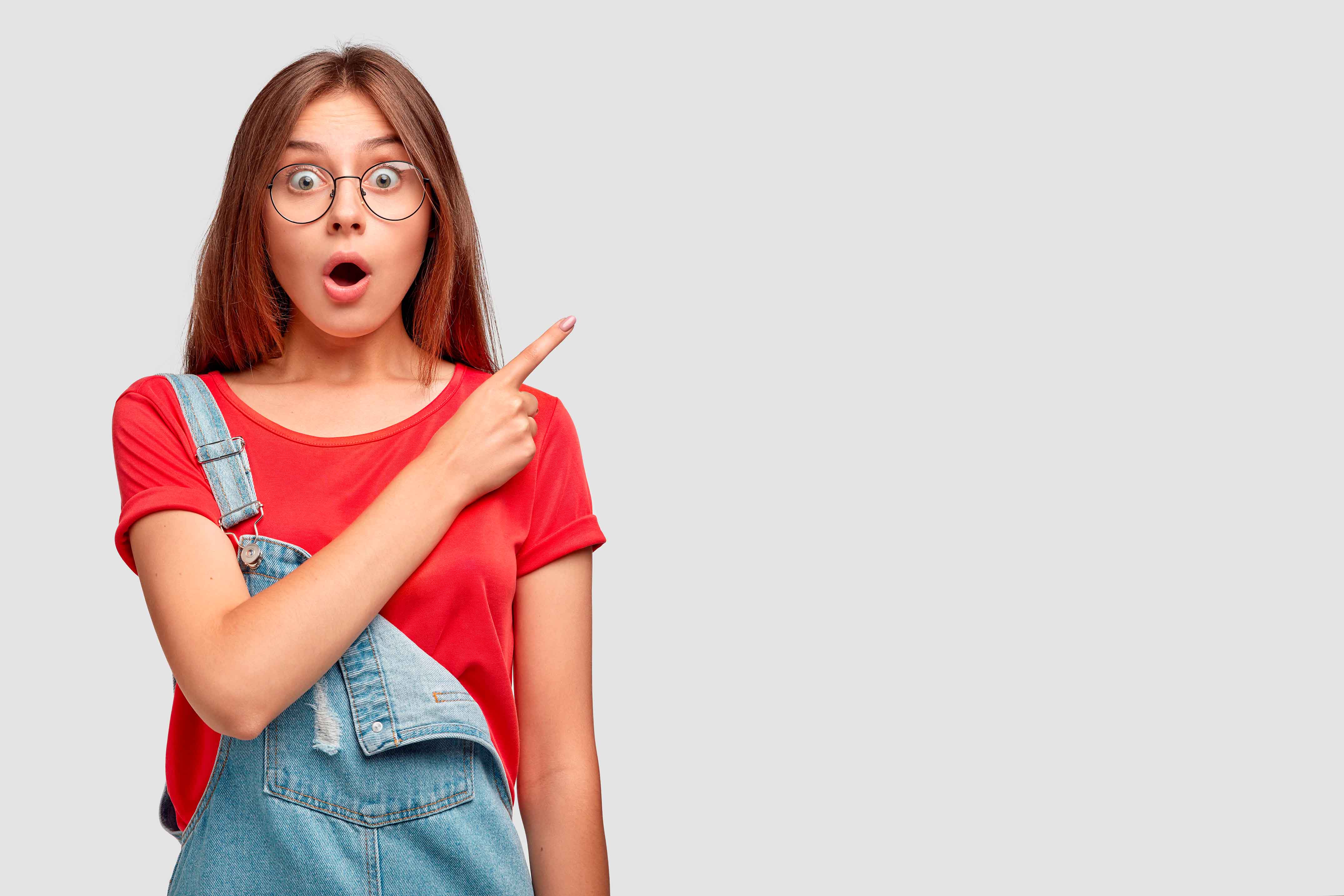 chica_sorprendida_señalando